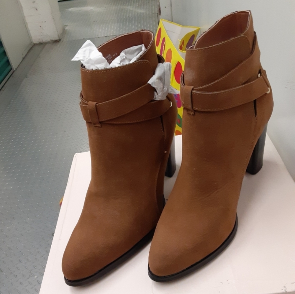 NWOB JusrFab Cognac 3-3/4" Block Heel Faux-Suede Upper Size 9.5M.